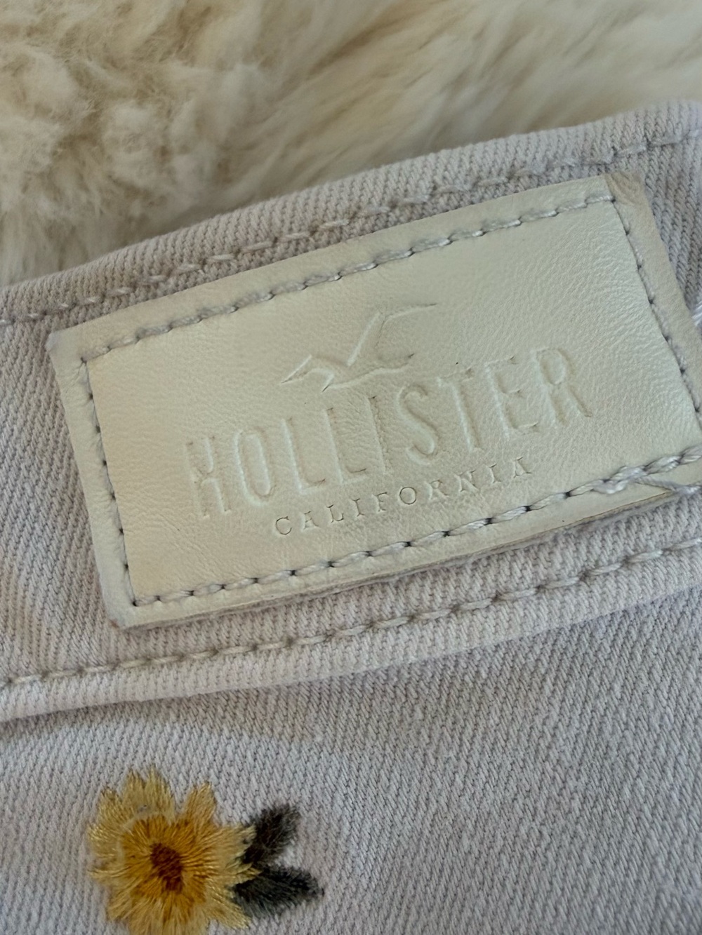 Hollister High-Rise Sunflower Embroidered Denim Shorts White Cutoff Shorts 2000s - Picture 6 of 6
